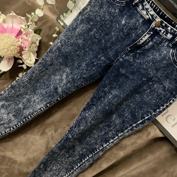 🌸2/$60🌸✨👖FOREVER 21 ACID WASH JEANS👖✨ - Picture 4 of 6